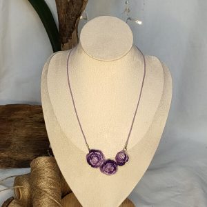 Collier fleurs tons violets